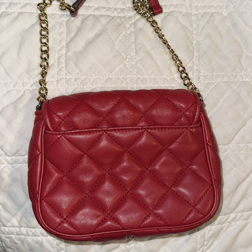 Micheal Kors adorable gently worn red with gold chain - Picture 5 of 5